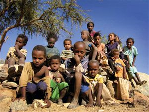 ሕ.ኢ. ዓረብ ንሓሙሽተ ሽሕ ኤርትራውያን ቆልዑ ናይ ክዳውንቲ ሓገዝ ኣበርኪታ