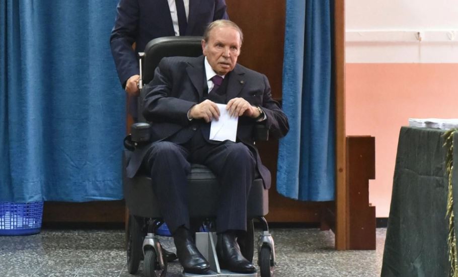 ን20 ዓመታት ኣብ ስልጣን ዝርከብ ፕረዚደንት ኣልጀርያ፣ ደጊሙ ናብ ምርጫ ከምዘይቀርብ ኣፍሊጡ