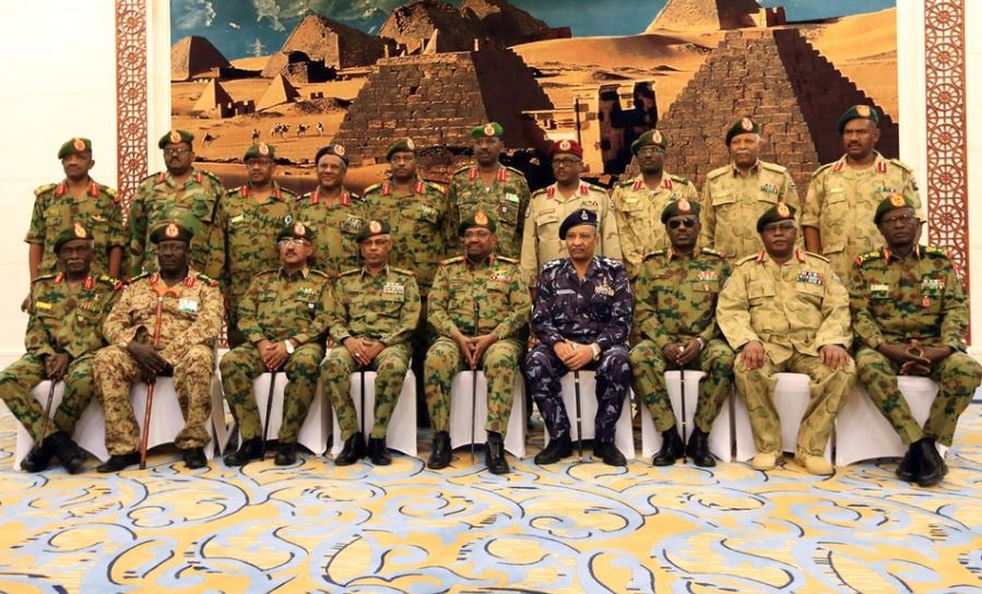 ኣብ ወጥሪ ዝርከብ ፕረዚደንት በሺር፣ ምቕይያር ላዕለዎት ኣዘዝቲ ሰራዊት ኣካይዱ